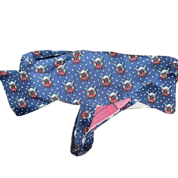 Vineyard Vines men’s Christmas wreath oar 100% silk bow tie NWOT w box adj neck - Picture 1 of 3